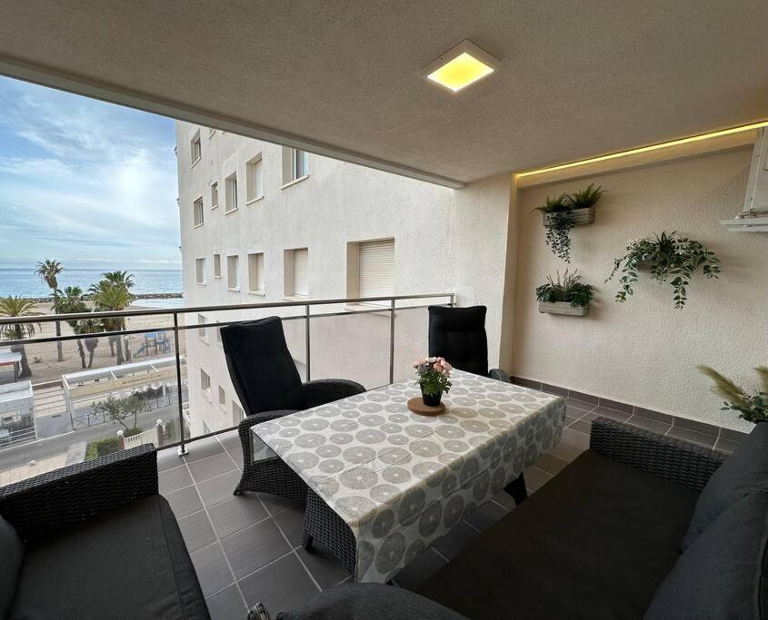 Ferienwohnung Cunit, Front Line With Sea View Exterior foto